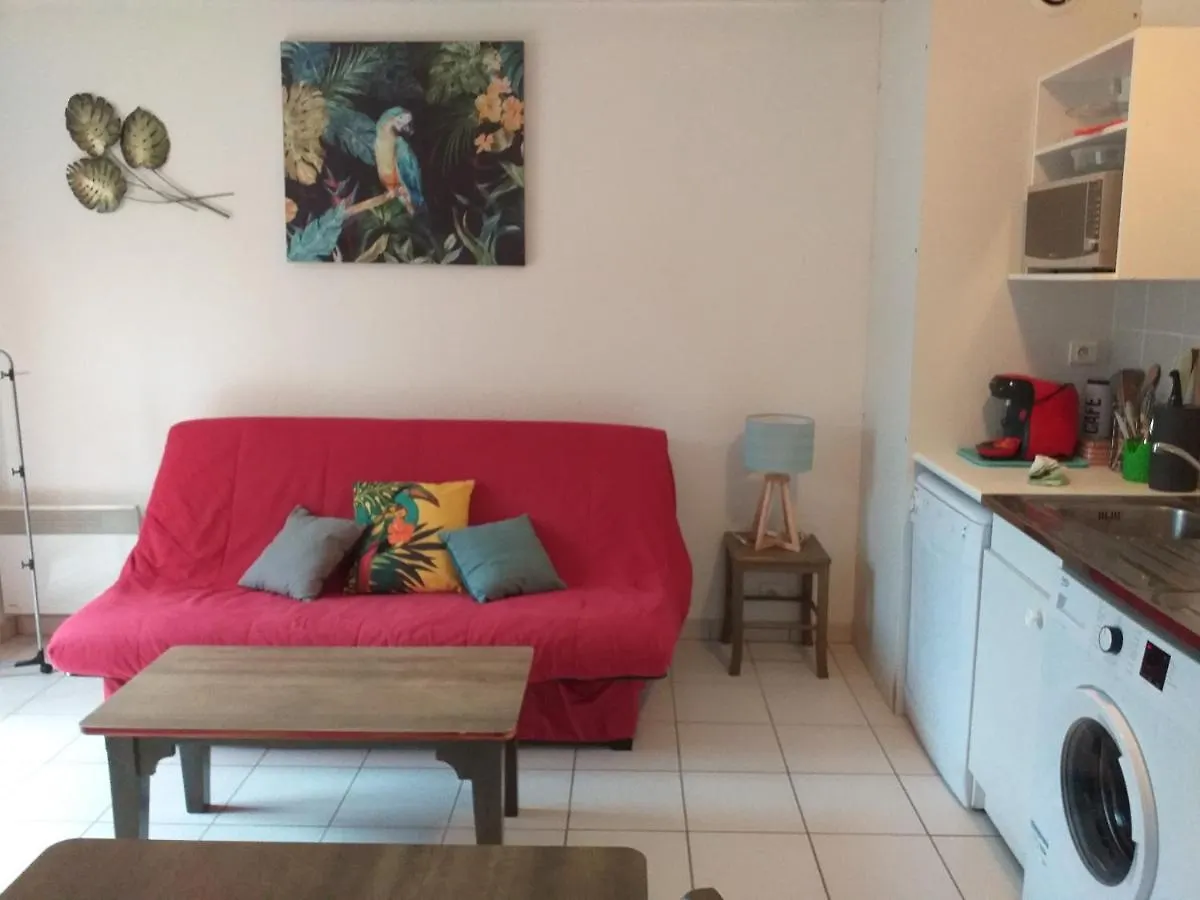 La Maison Du Perroquet: Duplex Village Retreat with Dual Pools Saint-Geniez-d'Olt Holiday home