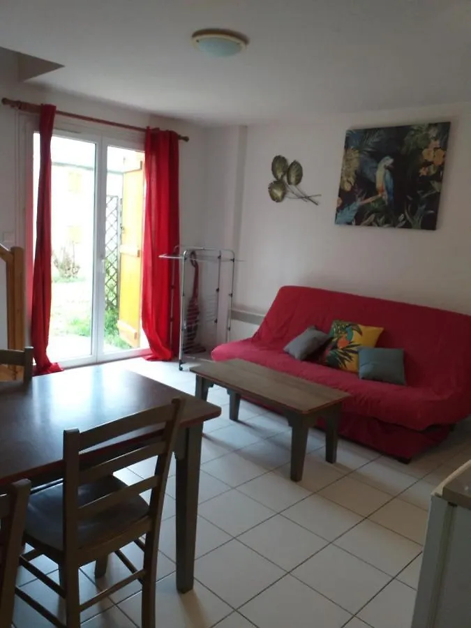 Holiday home La Maison Du Perroquet: Duplex Village Retreat with Dual Pools Saint-Geniez-d'Olt