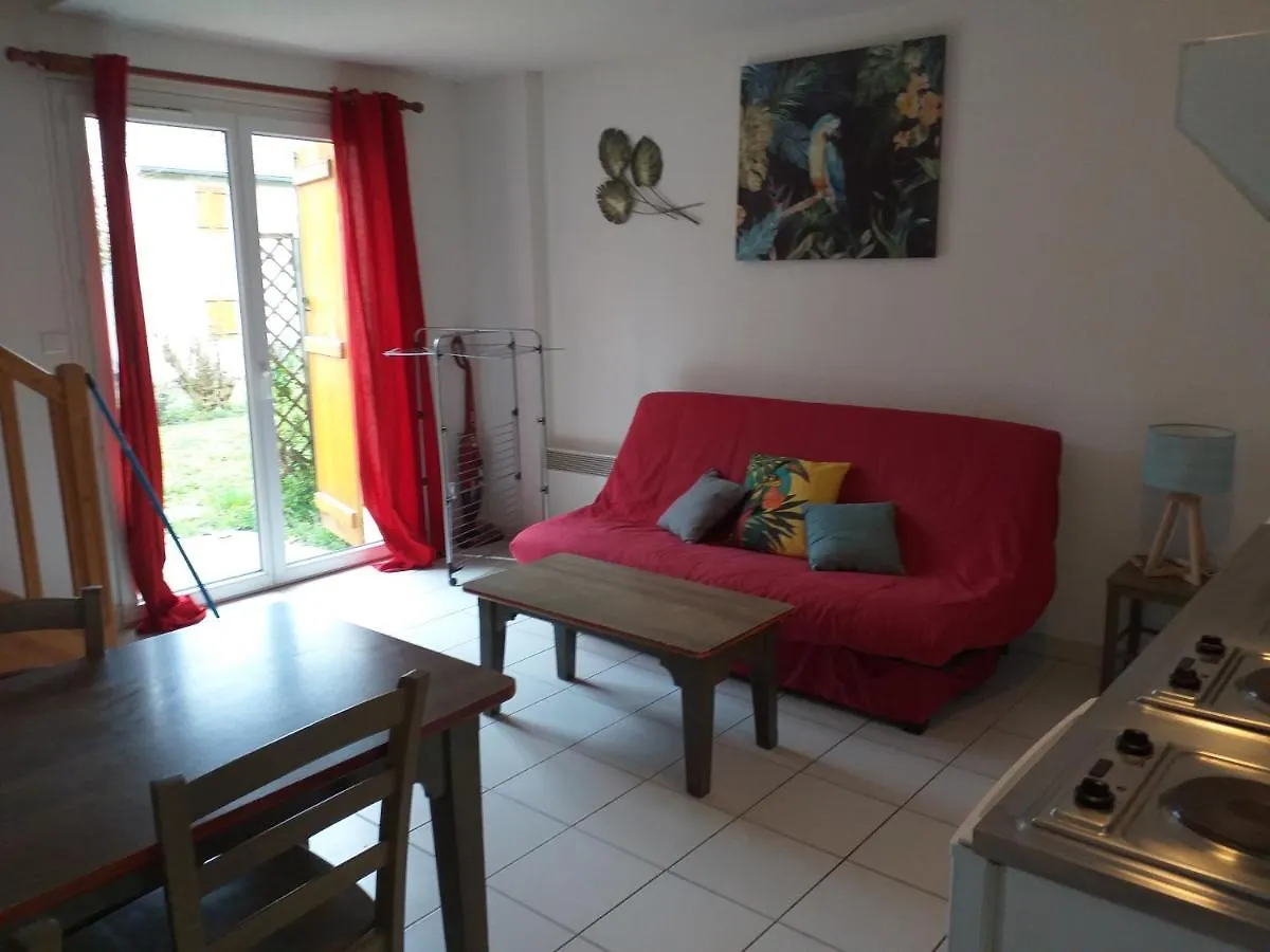 Holiday home La Maison Du Perroquet: Duplex Village Retreat with Dual Pools Saint-Geniez-d'Olt France