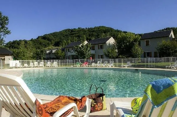 La Maison Du Perroquet: Duplex Village Retreat with Dual Pools Saint-Geniez-d'Olt