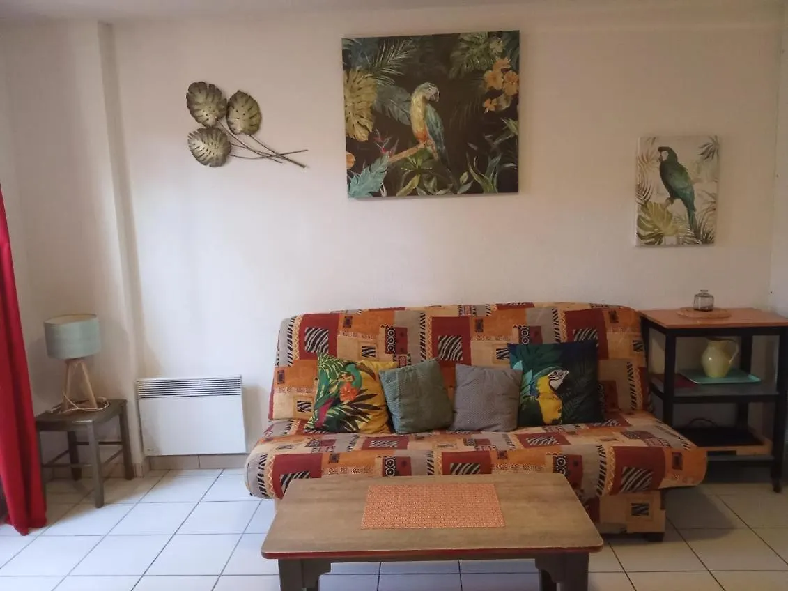 La Maison Du Perroquet: Duplex Village Retreat with Dual Pools Saint-Geniez-d'Olt France